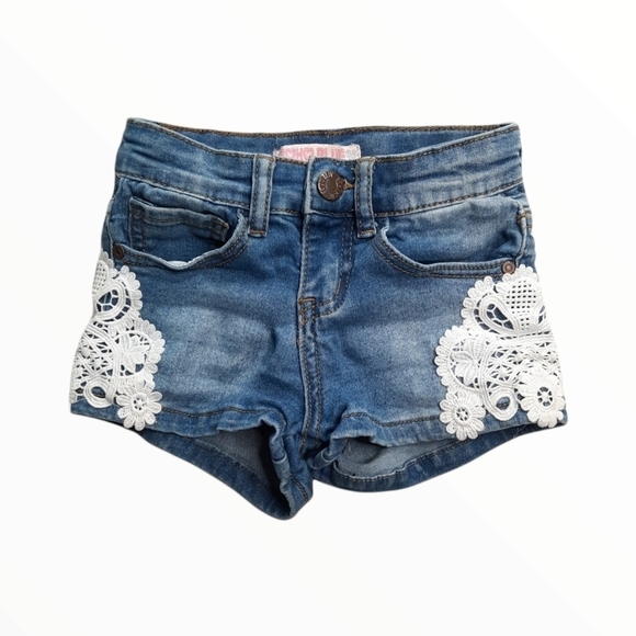 5 for $25 SOHO Blue Embroidered Blue Jean Shorts Size 4 - Picture 1 of 3